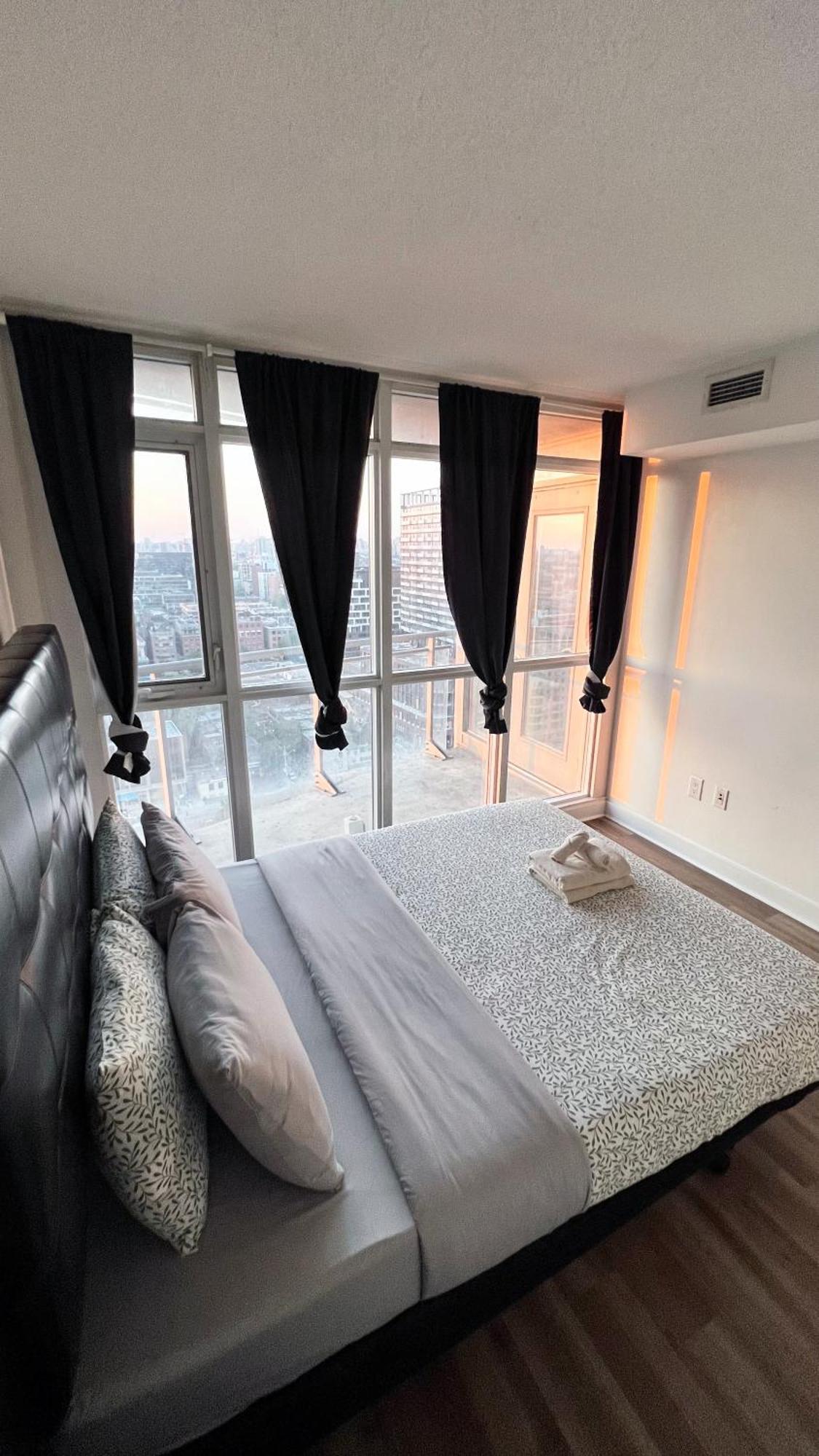 Stunning Luxurious Lakeview Condo By Cn Tower トロント エクステリア 写真